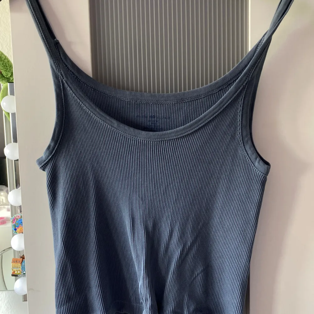 Brandy melville crop top i ljusblå. Storlek: xs/s. Knappt använd, därmed inga tecken på slitage.. Toppar.