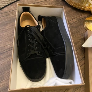 louboutins  - louboutins skor storlek 43 Köptes ifrån plickt skorna är jätte fina o i bra skick men böhver bara rengöras lite  Köptes ifårn plickt kvitto medföljs 