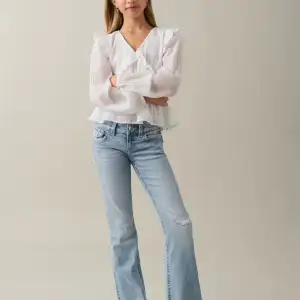 Säljer dessa jättefina jeans ifrån Gina, ALDRIG använda!!  Modellen på bild 1 men färgen på bild 2, säljer då jah aldrig fått användning av dem.  ❤️