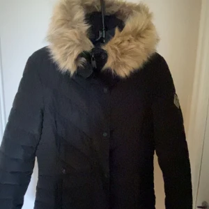 Superdry vinterjacka  - Knälång vinterjacka från superdry, priset är inte hugget i sten