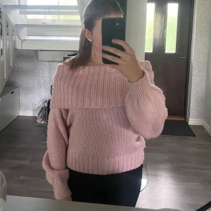 Stickad off shoulder - Supersnygg off shoulder tröja från Gina i storlek S🤍 Använd fåtal gånger så nyskick🤍 Säljer pga att jag tröttnat på den🤍