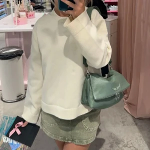 Stickad tröja - Superfin stickad tröja, endast använd en gång och slutsåld💞🩷💓 Cremevit 