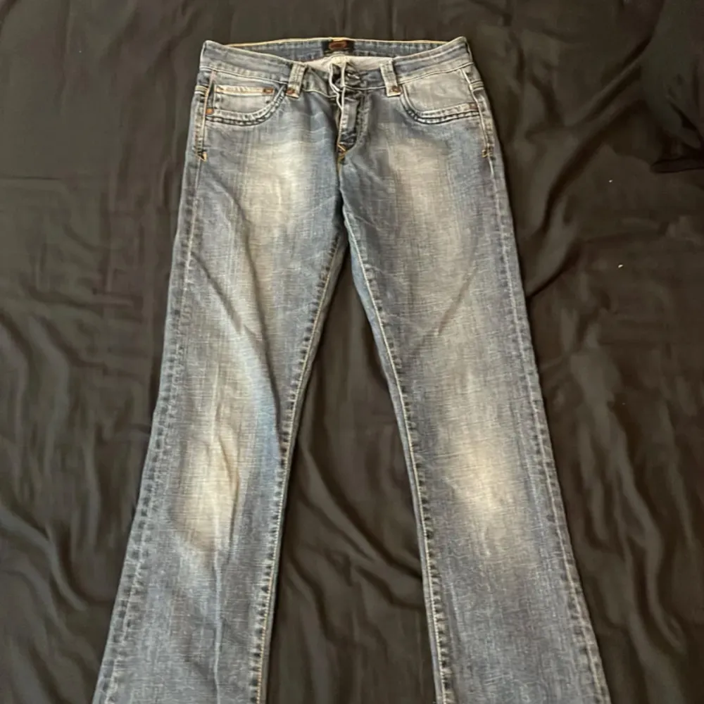 Skit snygga jeans med ass snygg tvätt, low waist och bootcut. Säljer då de tyvärr är försmå för mig, stl är w28 l32 men skulle säga att de är små i storleken💕 De är bara att trycka på köp nu💕. Jeans & Byxor.