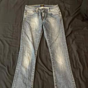 Skit snygga jeans med ass snygg tvätt, low waist och bootcut. Säljer då de tyvärr är försmå för mig, stl är w28 l32 men skulle säga att de är små i storleken💕 De är bara att trycka på köp nu💕