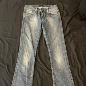 Crocker jeans  - Skit snygga jeans med ass snygg tvätt, low waist och bootcut. Säljer då de tyvärr är försmå för mig, stl är w28 l32 men skulle säga att de är små i storleken💕 De är bara att trycka på köp nu💕