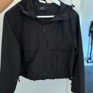 Tunn vindjacka - Jättesöt vindjacka som passar till allt, säljer även en vit på min sida! 