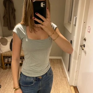 Grön topp  - Jättefin grön topp från Gina, älskar modellen men tycker inte att färgen passar mig så bra så jag säljer den