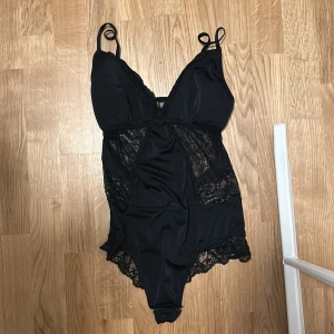svart body - svart body från Vila strl S Använd lite. många olika mönster på spetsen så kunde ej få med allt. Om ni önskar bild på för o se passform är det bara o skriva. 