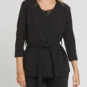 Nytt blazer - Oanvänd Svart blazer med skärp/snörning  i midjan och trekvartsärm
