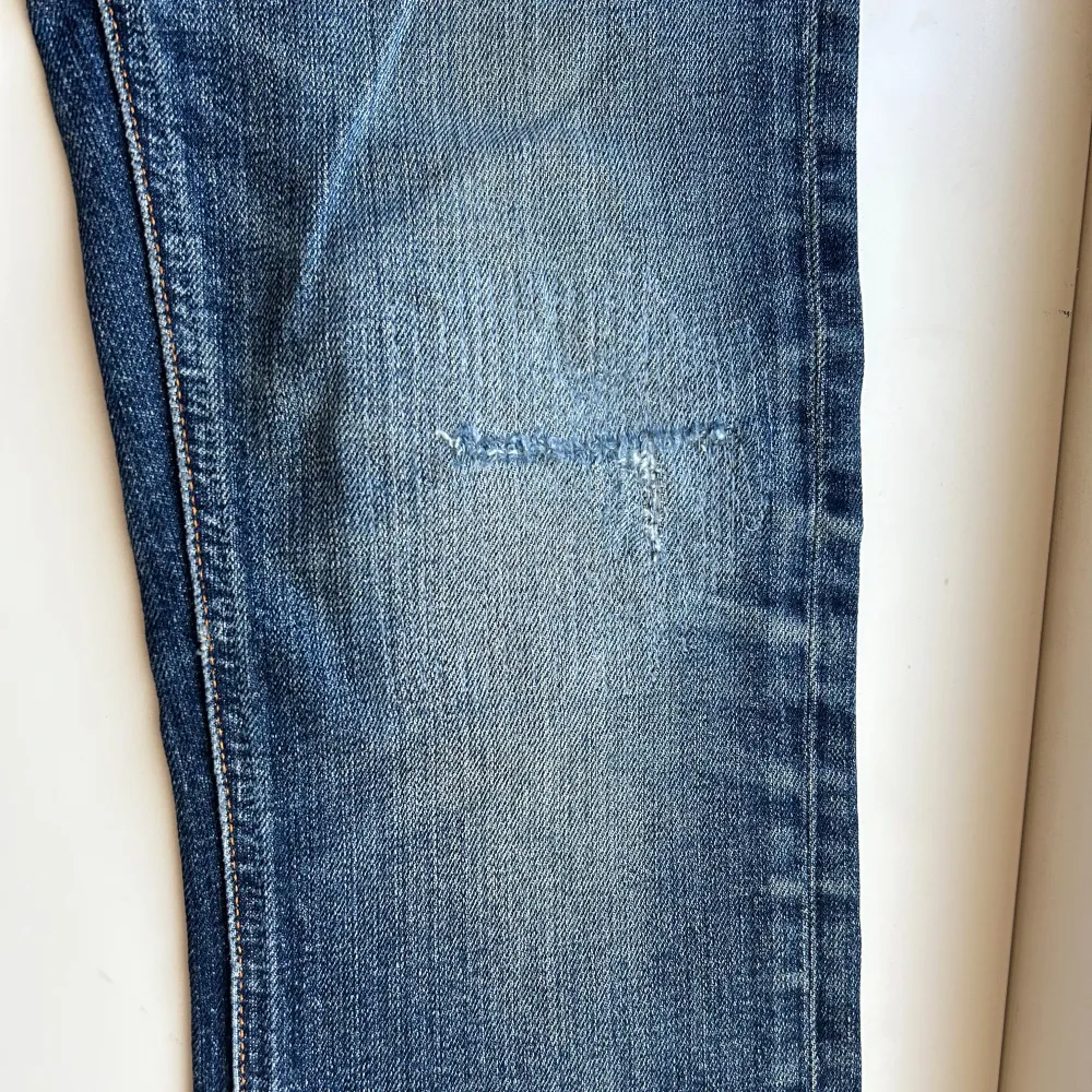 Nudie jeans i använt men bra skick! De har en lagning (se bild 5) men ser helt naturligt ut. Måtteb finns så det är bara att be om dem! Om det finns några ytterligare frågor så är det bara att höra av sig!🤝⭐️. Jeans & Byxor.