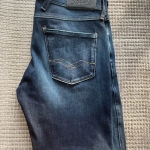 Replay anbass jeans - Riktigt feta Replay anbass jeans. 9,5/10 i skick inga synliga defekter. Använda ca 5 gånger och nypriset ligger på ca 1800. Hör av er vid funderingar så löser vi nått.🍾📦