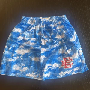Eric Emanuel shorts  - Ett par shorts i nyskick (aldrig använda) säljer för den är för små. Skriv om ni har några funderingar eller frågor 😃