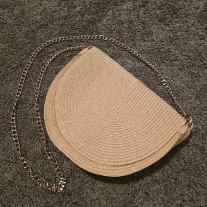 Handväska & Other Stories - Superfin väska med utsida i flätat tunt strå och insida i linne, med en guldkedja som går att ta loss. Inte kommit till användning!