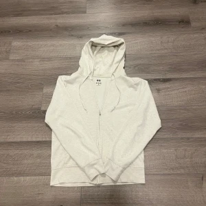 Vit hoodie från Uniqlo - Säljer en stilren vit hoodie från Uniqlo i storlek XS. Vid frågor är det bara att höra av sig🙌🏼