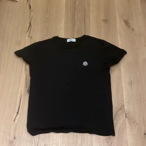 Moncler t-shirt - En fin moncler t-shirt sin är till salu! Den är till salu pågrund av att den ör för stor för mig. Aldrig använt och super bra kvalite. Köpte för 1599 men säljer för 699kr!!! ‼️ pris kan diskuteras ‼️ 