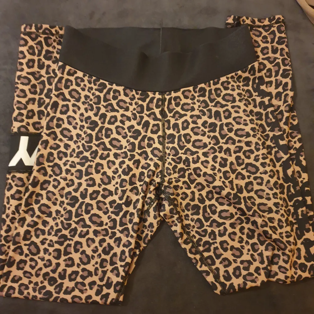 Säljer ett par snygga leopardmönstrade leggings från Eivy. De är perfekta för både träning och vardag med sitt stretchiga och bekväma material. Midjan är hög och elastisk för bästa passform. Supercoola och trendiga!. Jeans & Byxor.