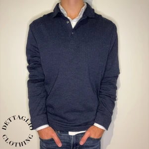 Massimo Dutti Tröja - Tröja från Massimo Dutti | Skick: 9/10 | Storlek: M (stor i storleken) | Nypris: 799kr | Säljer för 389kr | Spårbar frakt via Postnord eller Instabox | Hör av dig vid frågor eller funderingar 