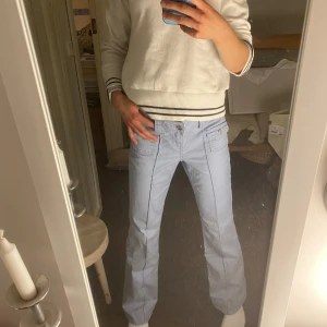 Trendiga jeans från H&M - Säljer dessa trendiga Cargojeans från H&M, nyskick! Storlek 34 (xs)