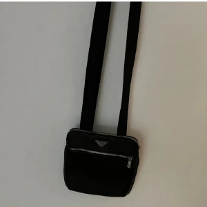 Armani axelrems väska - Säljer nu min axelväska för jag inte har nån direkt anvädning för den Skick 8/10 Pris kan diskuteras vid snabb affär