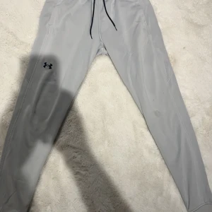 New Balance träningsbyxor - Sköna träningsbyxor, små skråmor på varsitt knä på byxan annars fint skick, stretchiga