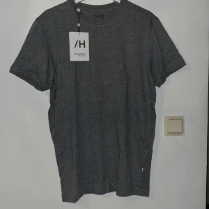 Selected Homme t-shirt - Tja säljer nu denna feta t-shirt från selected homme. Tröjan är helt oanvänd och har kvar sin prislapp därav toppskick