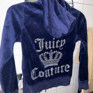 Juicy couture kofta, marinblå, Strl: S - Kofta från juicy couture, endast testad✨ Strl: S Möts upp i 📍Halmstad