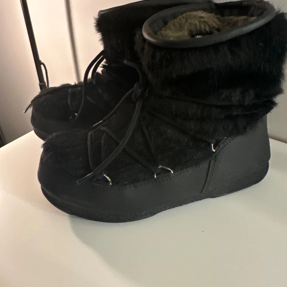 Ett par några år gamla moon boots som fortfarande är i väldigt bra skick, säljer på grund av jag inte får någon användning för de. . Skor.