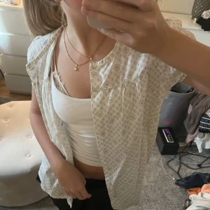 söt topp - söt kofta/topp från åhléns i strl 40 men sitter mer som en 36/38💕💕