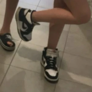 Svartvita dunks/ Nike jordan  - Eftertraktade svart vita dunks! Extremt bra skick. Kommer även med rengöring! 