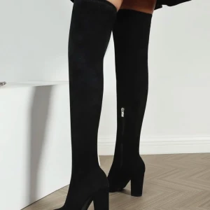 Klackar storlek 37 - Klackarna är egentligen storlek 38 men jag skulle säga att passformen är närmre 37