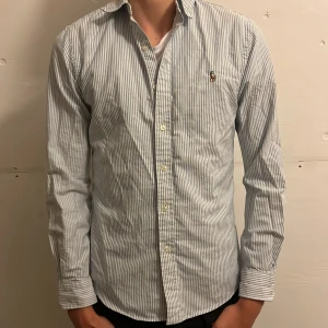 Ralph Lauren skjorta - Säljer denna stiliga raffe skjortan som jag köpte men har inte använt så mycket fel storlek kanske passar den dig den har inga defekter och är använd sparsamt  har inga hål eller fläckar  (Ny pris 1399)