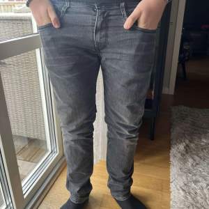 Tjena! Nu säljer vi dessa feta Replay anbass jeans! Skick: 8,5/10 (en aning solblekta) Modellen är ca 183 och bär storleken 34X32 Pris: 499kr | Vid fler frågor är det bara att höra av sig! 