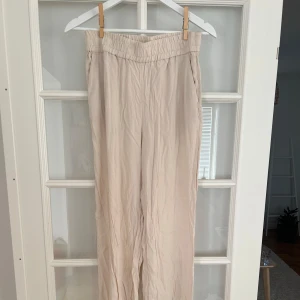 Linnebyxor - Linnebyxor från H&M i storlek S, bra skick! hör av er vid frågor eller intresse!🩷40kr 