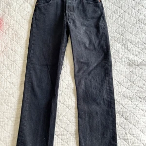Svarta Levi 501 jeans - Säljer ett par svarta dam Levi 501 jeans. Storlek W23/L26. Fint skick 8/10. 
