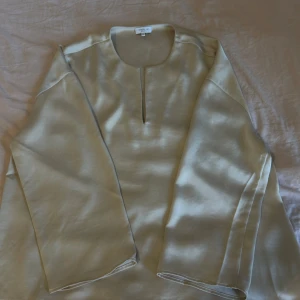 Eligant blush - En fin begie aktig rose blus väldigt ny köpt använts till 2 gånger väldigt fin och ha till vardagen 