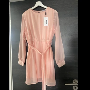 Klänning - En helt ny superfin klänning. Stl 38