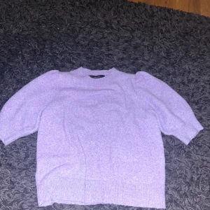 Lila tröja från Vero Moda - Säljer en superfin ljuslila tröja från Vero Moda. Tröjan har trekvartsärmar och har något puffiga ärmar. Pris kan diskuteras!