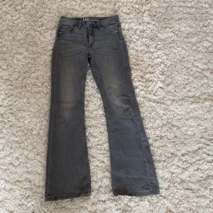 Gråa flare jeans🤍 - Använd några gånger💕 mid Rise. Gråa jeans