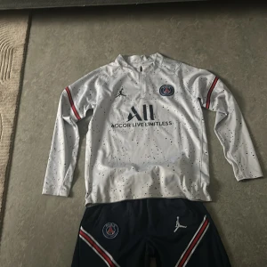 Psg tracksuit - Storlek S Kostar 1700kr säljer för 300 för byxorna o tröja, bra skikt 