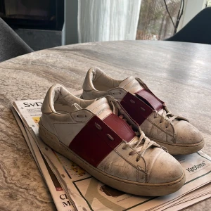 Valentino sneakers  - • Storlek 43, passar 42