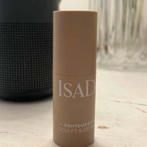 Contour stick - Contour stick från isadora i färgen cool beige,(HELT NY ALDRIG ANVÄND) anledningen till att jag säljer denna är för att den är för ljus för mig och går inte returnera 🤍