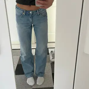 Sjukt snygga arrow jeans ifrån weekday. Inga defekter alls, kanppt använda. Storlek W25 L32. Skriv via funderingar 💘