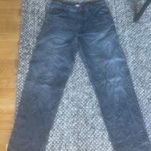 Blå Woodbird Jeans i myckrt bra skick. Säljer pågrund av att jag inte använder dom längre. Storlek W30/L32