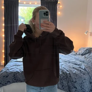 Hoodie - Super skön hoodie I bra skick det är en xs men den har krympt lite i tvätten annars super fin❤️