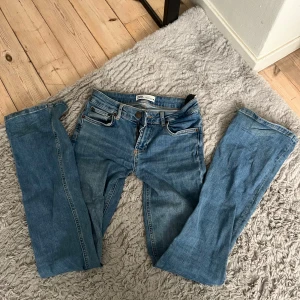Low waist jeans  - Low waist jeans från Zara, gammal modell (finns alltså inte på hemsidan), sitter super fint och är i storlek 34/XS, original priset var 359kr, jag säljer för 250kr. Hör av er vid frågor💞