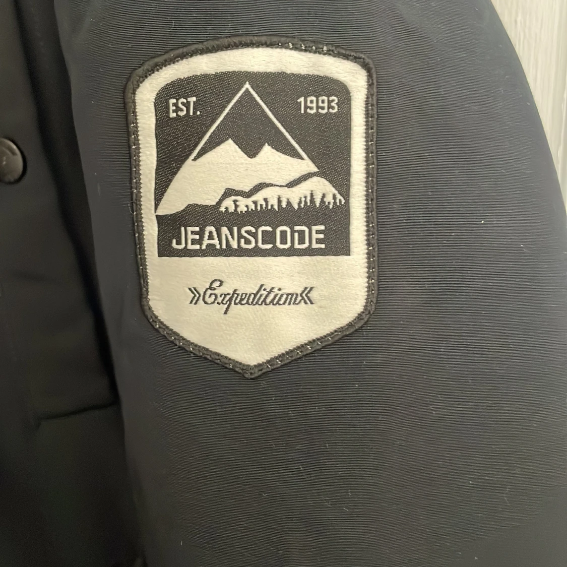 Säljer en varm och tjock vinter jacka, knappt använd och väldigt bra att ha under vintern. - 93