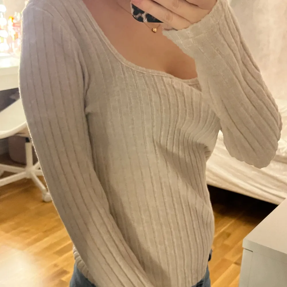 Super mysig beige tröja, perfekt för hösten!!💋 Köpt från H&M för cirka rtt år sedan, har används max 2 gånger🍁Passar perfekt på någon med storlek S/M 💖. Tröjor & Koftor.