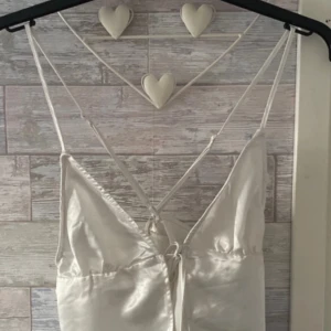 Topp - Suuuper gullig topp, passar mer S än M om man har lite större byst! 