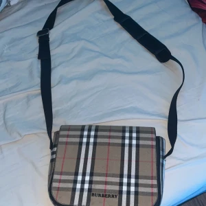 Burbbery väska  - Skit bra kvalitet helt ny köpte den för 3000kr