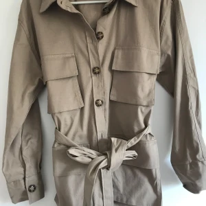 Trenchcoat  - Från ginatricot -  Xs